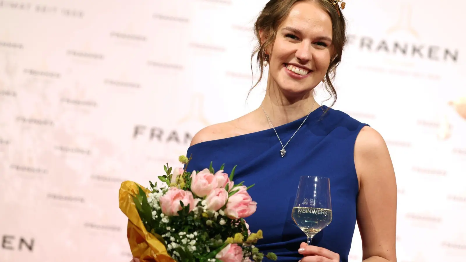 Angelina Seiler ist die 68. Fränkische Weinkönigin. (Foto: Karl-Josef Hildenbrand/dpa)