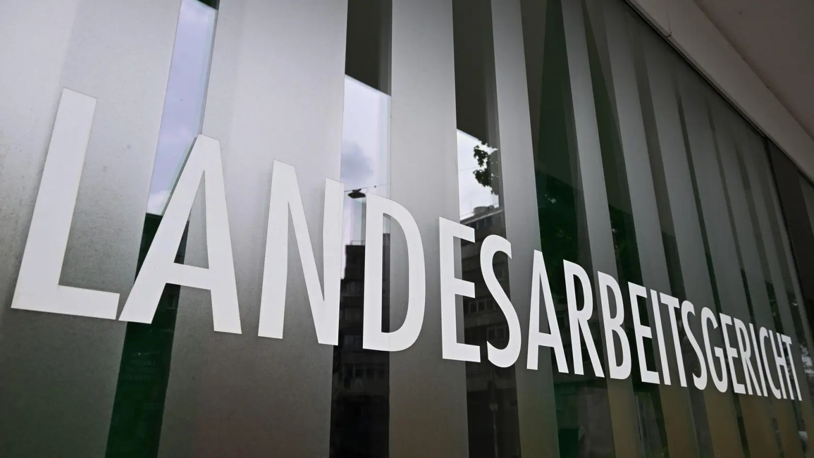 Urteil des Landesarbeitsgerichts zu Lohnunterschieden bei Daimler Truck. (Archivbild) (Foto: Bernd Weißbrod/dpa)