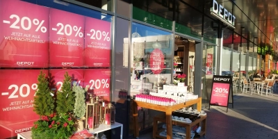 Inzwischen weisen Schilder an der Ansbacher Filiale deutlich darauf hin, dass aktuell hier keine Schließung vorgesehen ist. (Foto: Robert Maurer)