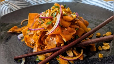 Für den Karottensalat im Asia-Style werden die Möhren nicht geraspelt, sondern mit dem Sparschäler gehobelt, bis nichts mehr von der Möhre übrig ist.    (Foto: Doreen Hassek/hauptstadtkueche.blogspot.com/dpa-tmn)