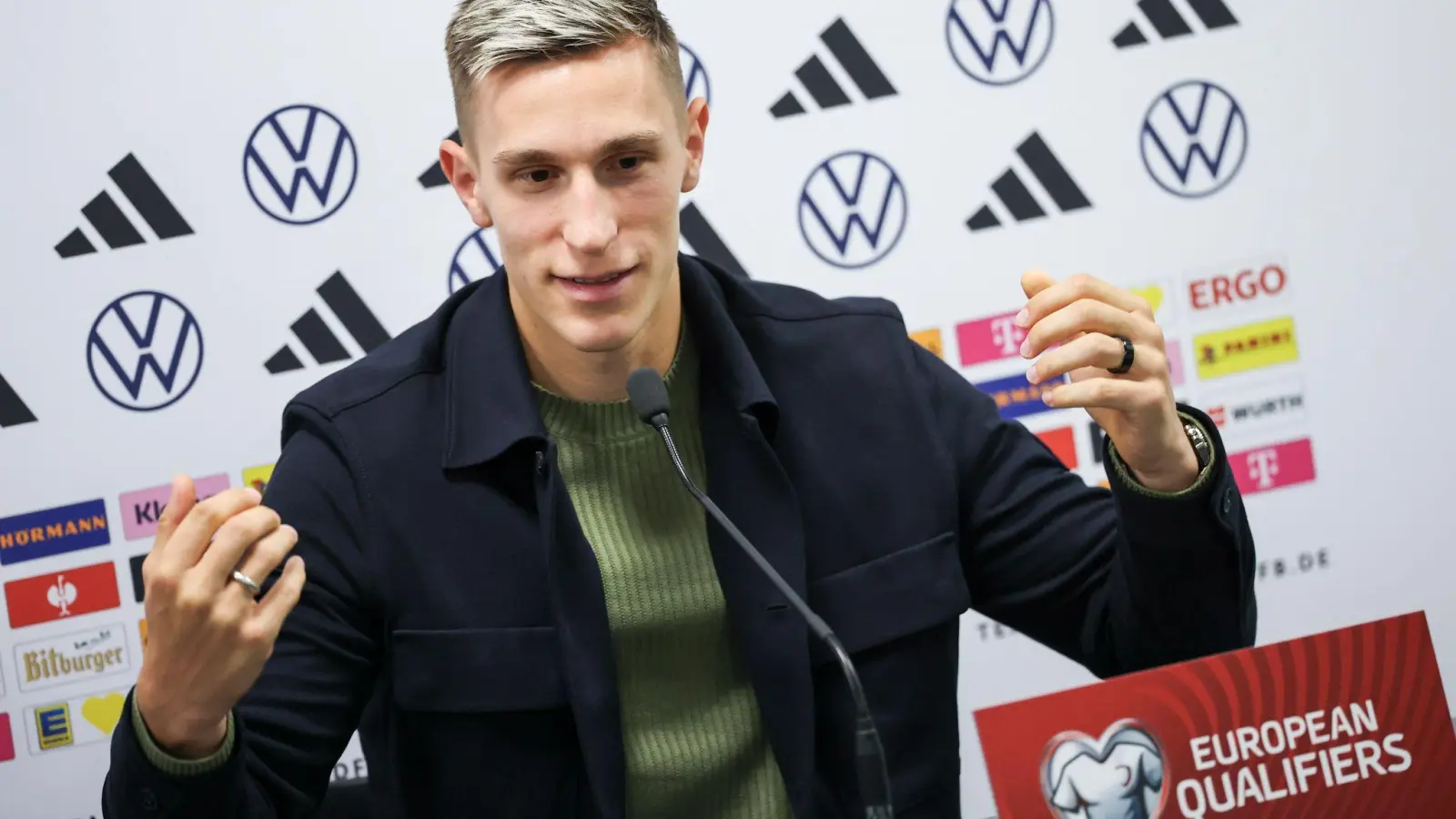 Nico Schlotterbeck spricht im Windsor Park von Belfast. (Foto: Christian Charisius/dpa)