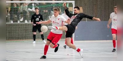 Kann es auch im Feld: Thorsten Kirschbaum (rechts) beim Hallenturnier in Obernzenn (links Emil Döhler vom FC Oberndorf). (Foto: Markus Zahn)