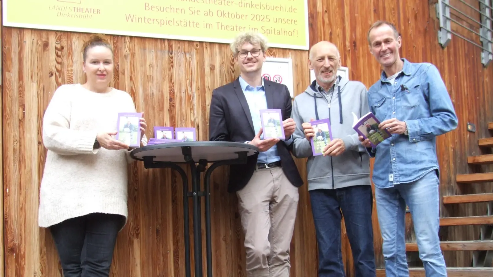 Bei der Vorstellung des Buchs „Theater muss wie Fußball sein!“ (von links): Disponentin Juliane Abt, Dramaturg Felix J. Mohr, Intendant Peter Cahn und Oberbürgermeister Dr. Christoph Hammer. (Foto: Jasmin Kiendl)