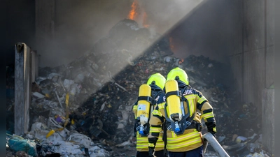 Bei einem Brand auf dem Gelände einer Abfallentsorgungsfirma in Feuchtwangen (Landkreis Ansbach) kamen mehrere Wehren zum Einsatz. (Foto: René Chlopotowski)