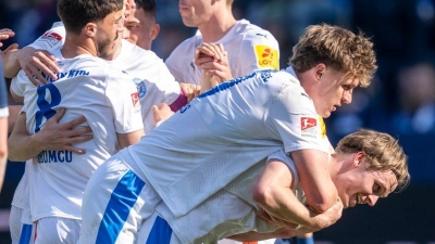 Kiels Spieler jubeln nach dem Tor von Jonas Therkelsen zum 3:2. (Foto: David Inderlied/dpa)