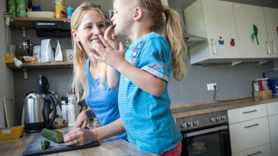 Kinder benötigen die ungeteilte Aufmerksamkeit ihrer Eltern, um ein starkes Selbstwertgefühl aufzubauen. (Foto: Christin Klose/dpa-tmn)