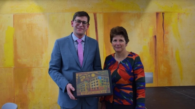 Ministerialbeauftragte Dr. Gabriele Kuen überreichte Schulleiter Tobias Herber eine Box mit dem Konterfei des Platen-Gymnasiums. In dieser soll er seine Glücksmomente aufbewahren. (Foto: Florian Schwab)