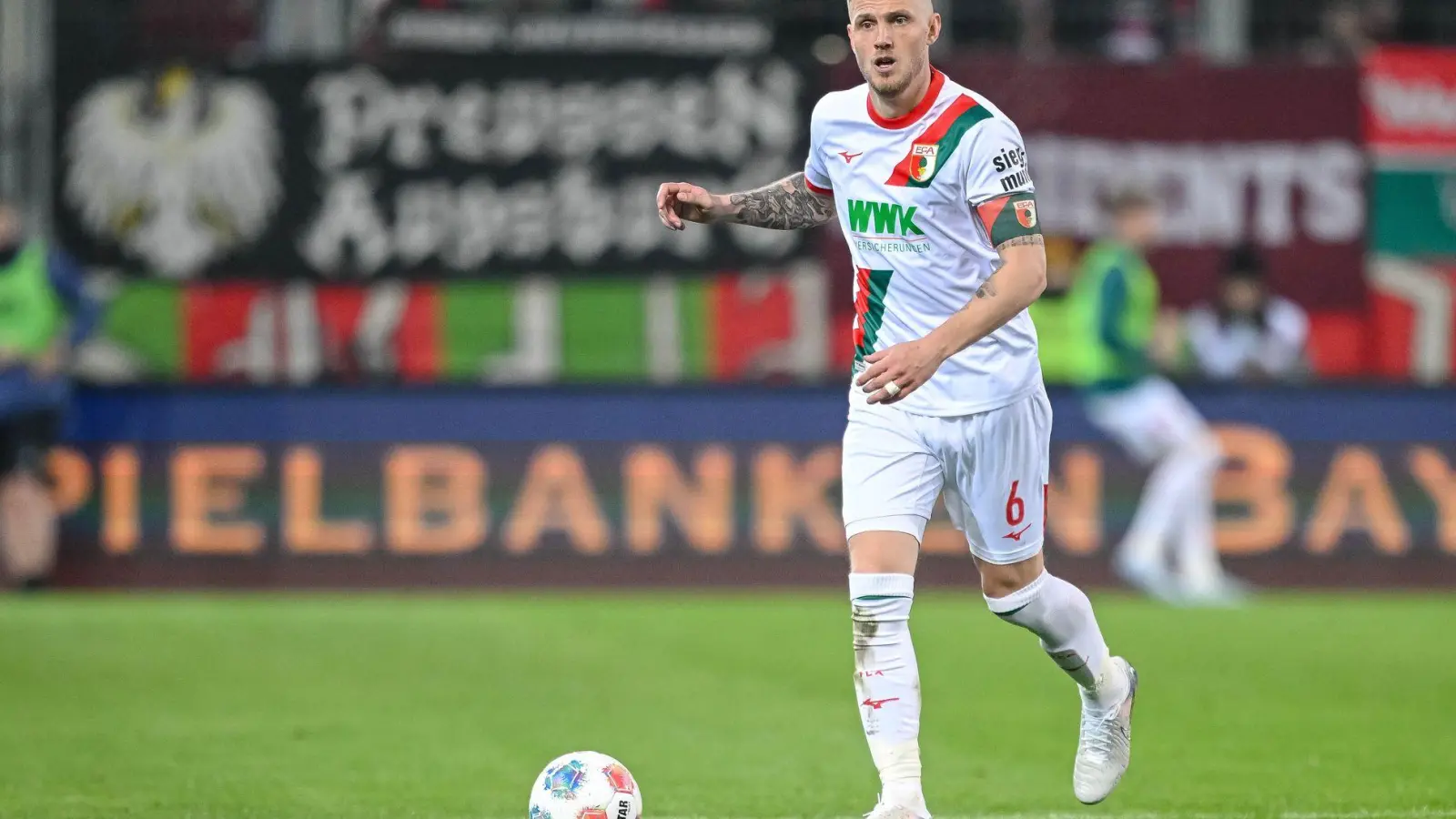 Jeffrey Gouweleeuw ist immer noch wichtig für den FC Augsburg. (Archivbild) (Foto: Harry Langer/dpa)