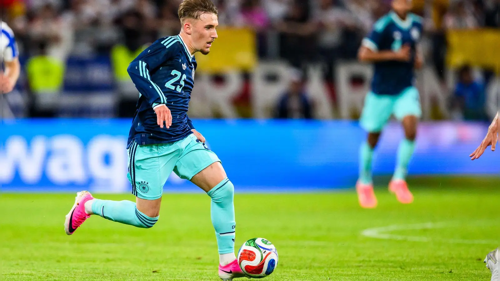 Nach seinem Kurz-Comeback für den FC Bayern will Lennart Karl schnellstmöglich auch wieder im Nationaltrikot auflaufen. (Archivbild) (Foto: Tom Weller/dpa)