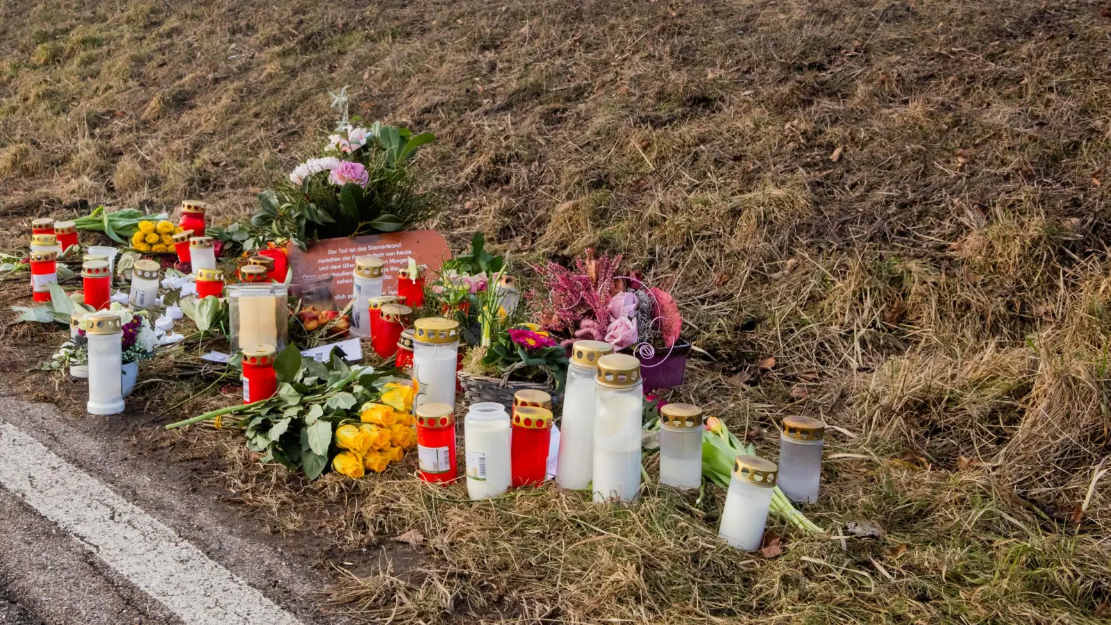 An dieser Stelle wurde eine 33-Jährige aus dem Gemeindegebiet von Petersaurach am Sonntagmorgen überfahren. Der 19-Jährige Unfallverursacher war von der Straße abgekommen und über den Grünstreifen gerauscht. Nach weiteren etwa 100 Metern kam es zum Zusammenstoß. (Foto: Evi Lemberger)