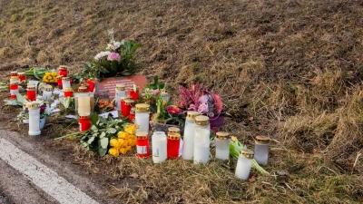 Blumen und Kerzen und ander Symbole erinnern an den tödlichen Unfall einer Frau zwischen Pfaffengreuth und Obereichenbach an dem Unfallort. Pfaffengreuth und Obereichenbach. 16.01.2025 (Foto: Evi Lemberger)