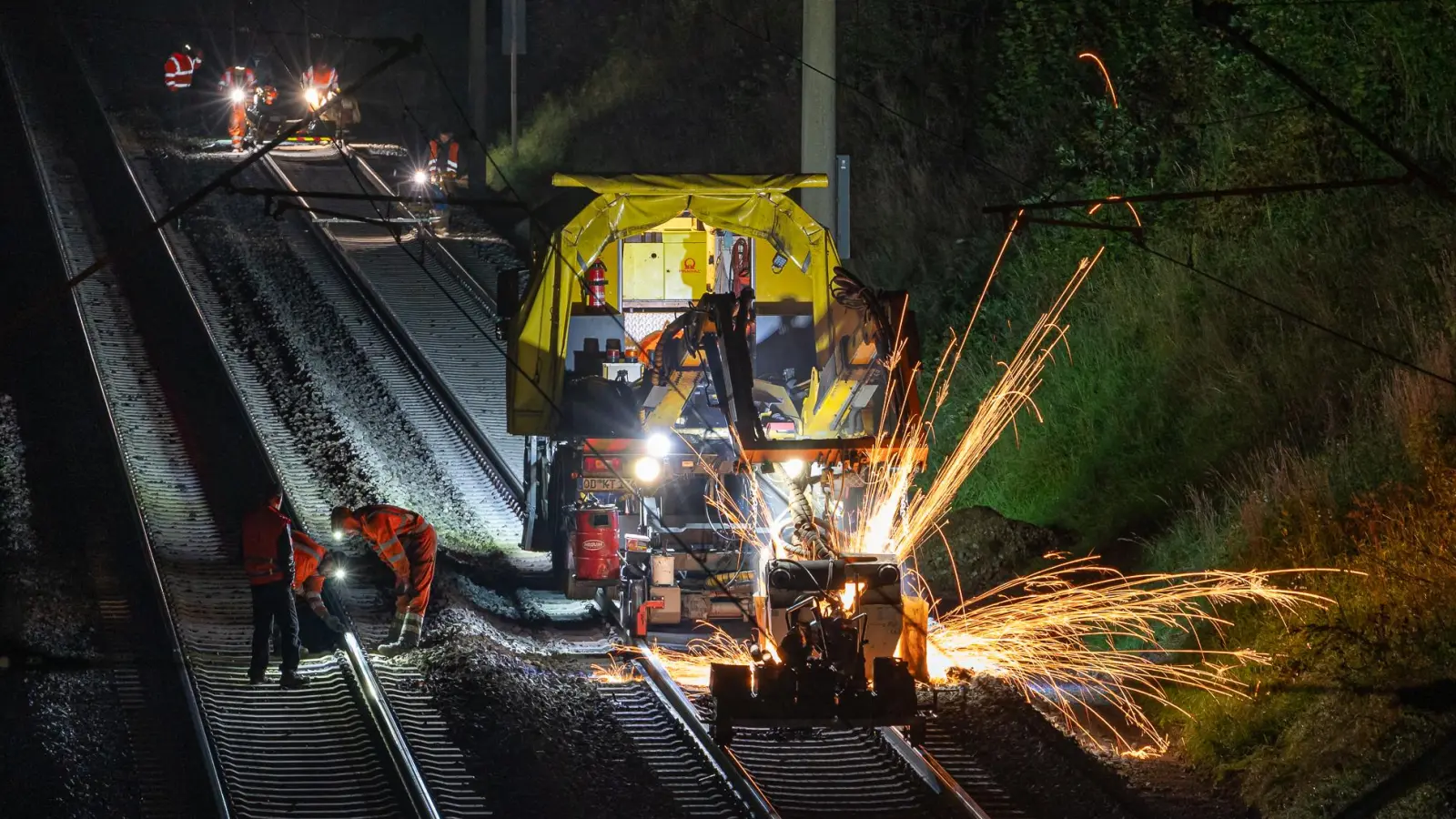 Zuletzt arbeitete die Deutsche Bahn im Abschnitt zwischen Neustadt und Fürth an den Gleisen, hier bei Emskirchen. (Foto: Mirko Fryska)