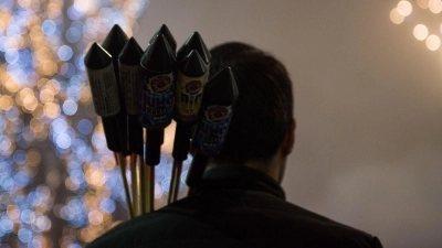 Damit’s nur am Himmel kracht: Worauf Sie bei Feuerwerkskauf und Lagerung achten sollten. (Foto: Lino Mirgeler/dpa-tmn)