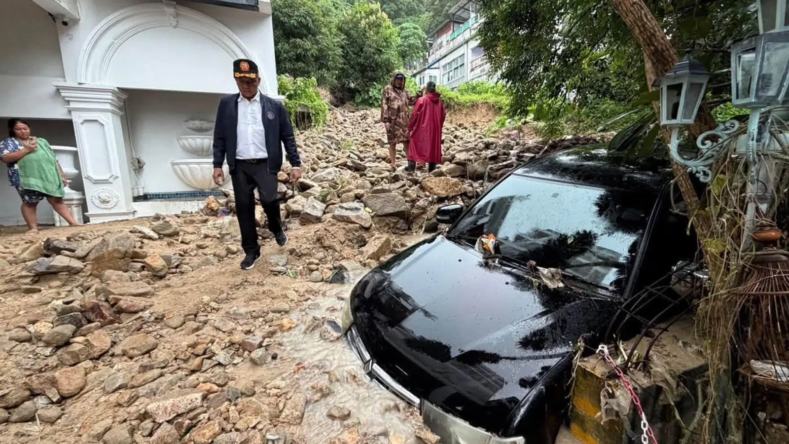 Auch beliebte Urlaubsorte waren von den Folgen des Starkregens betroffen. (Foto: Uncredited/Phuket province's Public via AP Relations Department/dpa)