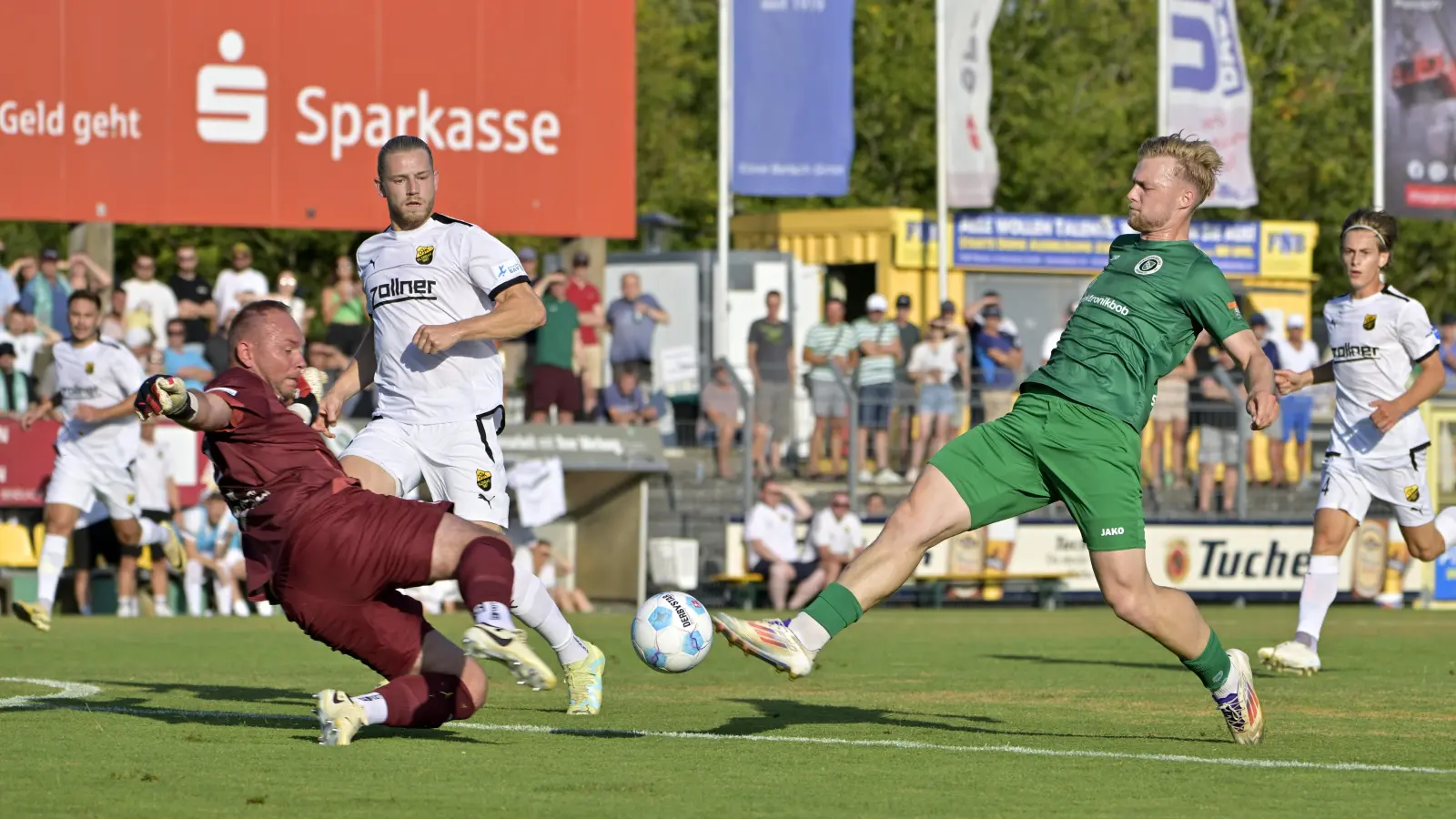 Der Ex-Augsburger Niklas Seefried (rechts, hier im Spiel gegen dei DJK Vilzing) erzielte das letzte Ansbacher Tor gegen die Bundesligatalente. (Foto: Martin Rügner)