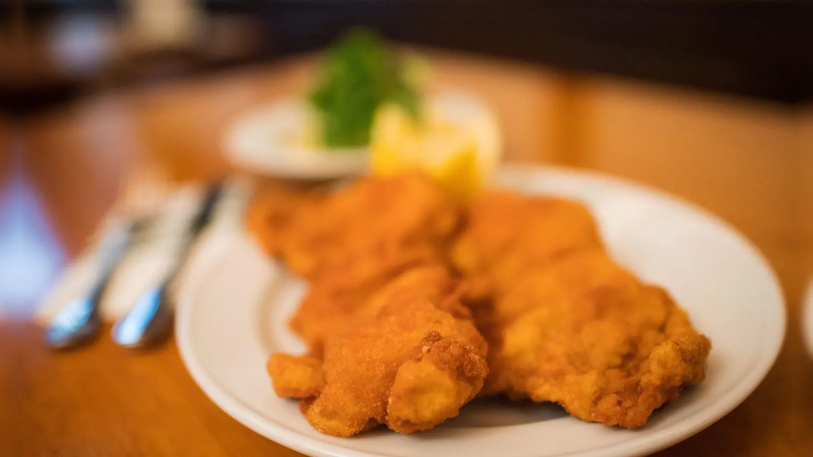 Es muss nicht immer Schnitzel sein - die Michelin-Tester sind etwa auch vom Innereiengericht Kalbsbeuschel begeistert. (Foto: Archiv) (Foto: Christian Bruna/epa/dpa)