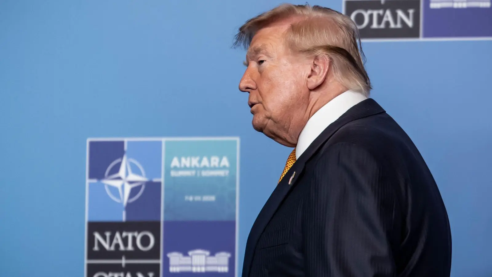 Trump geht beim Gipfel auf die Europäer los. (Foto: Michael Kappeler/dpa)