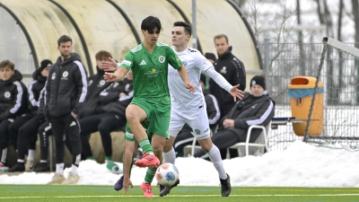Unter Beobachtung: Trainer Niklas Reutelhuber (links im Hintergrund) testet die Ansbacher Truppe (im grünen Trikot Salih Sen im Spiel gegen Gebenbach) gegen zwei Regionalligisten. (Foto: Martin Rügner)