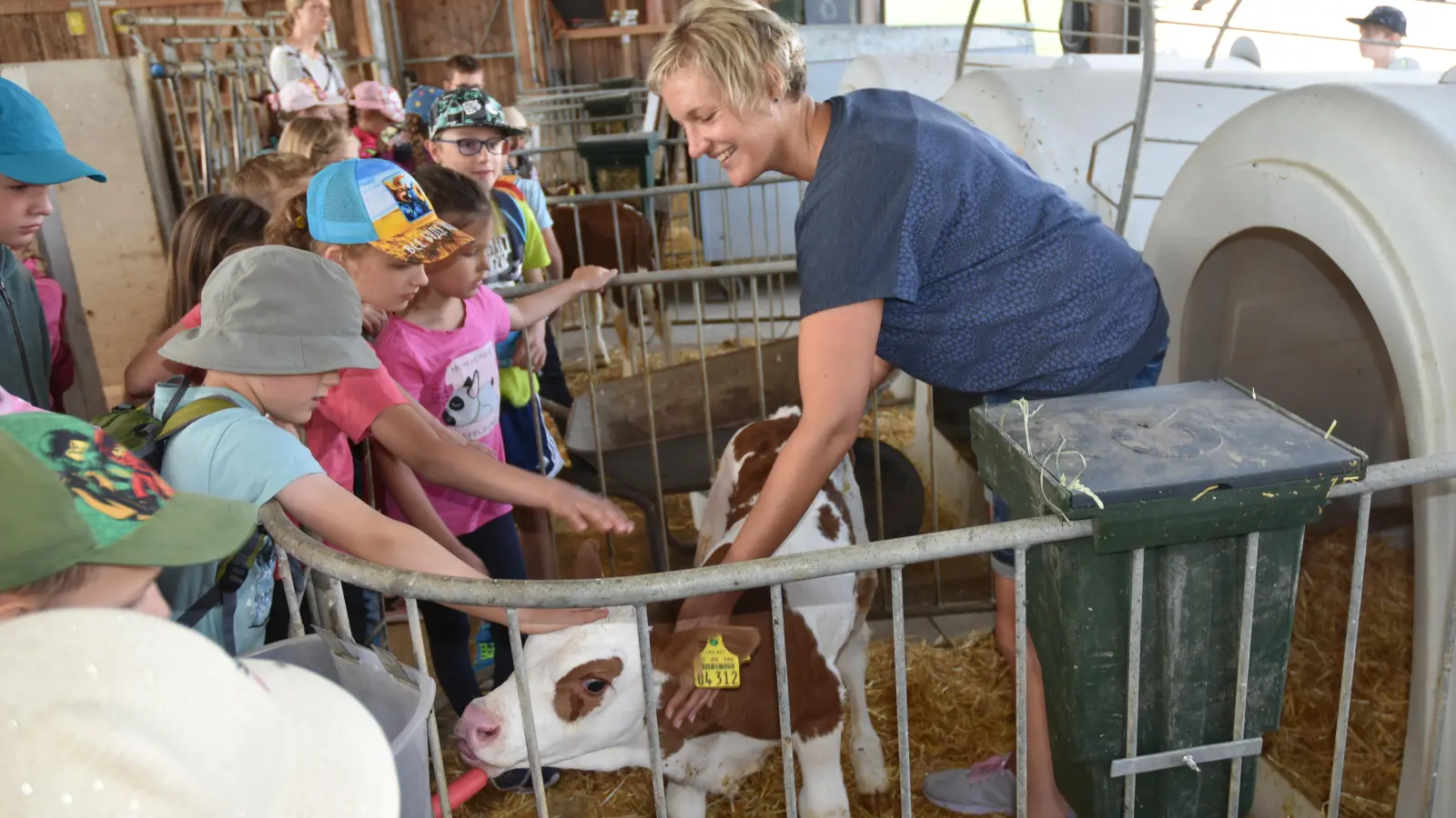 „Ich find es einfach schön, wenn die Kinder auf den Bauernhof kommen“, so Ortsbäuerin Christiane Faßold. Das „Moggerla“ erhielt viele Streicheleinheiten. (Foto: Anita Dlugoß)