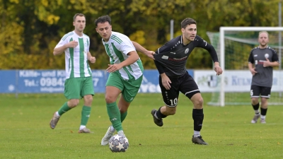 David Stadelmann (links), der hier den Herrieder Michael Sperr bremst, erzielte die Führung für den FV Uffenheim.  (Foto: Martin Rügner)