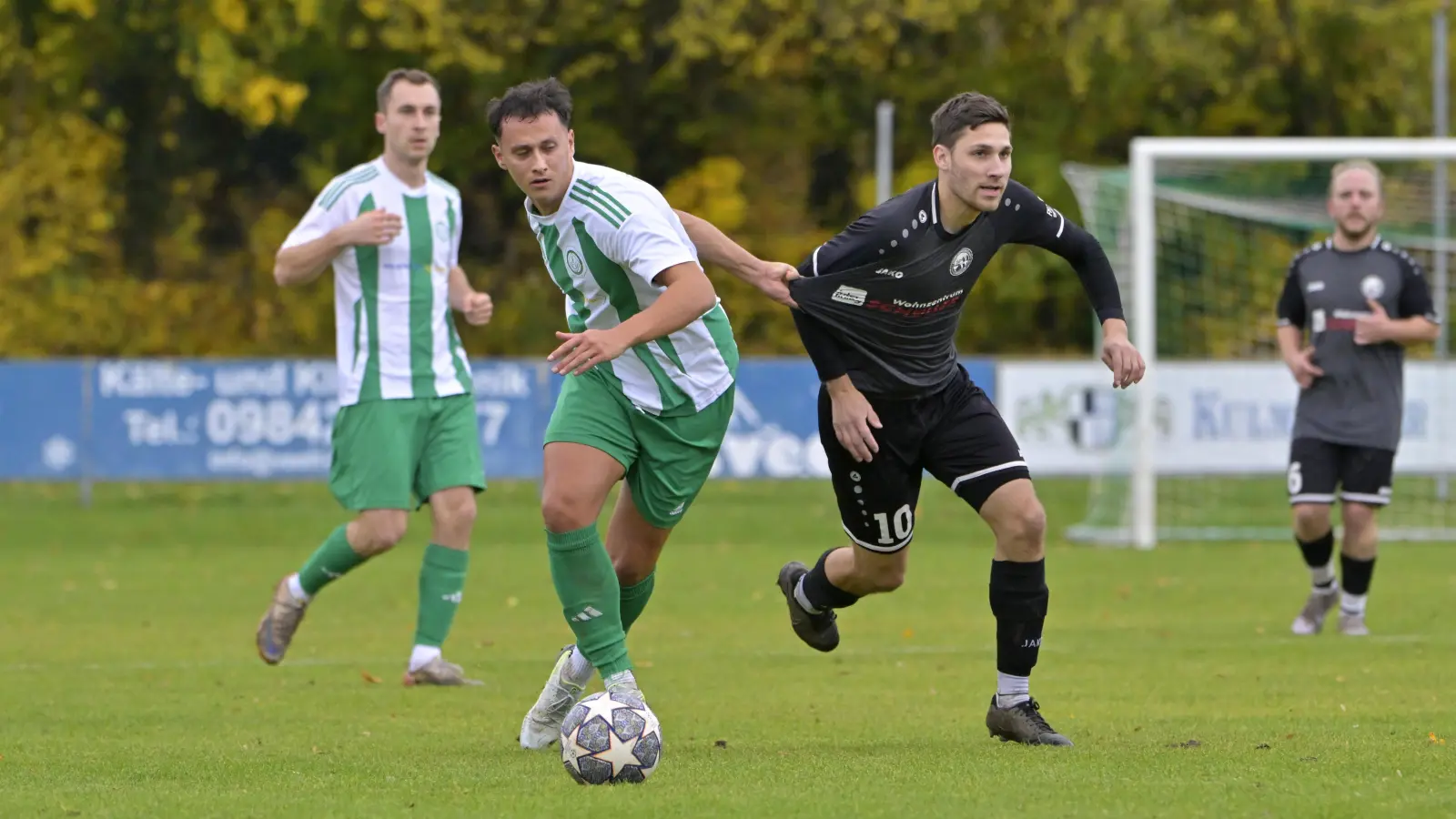 David Stadelmann (links), der hier den Herrieder Michael Sperr bremst, erzielte die Führung für den FV Uffenheim.  (Foto: Martin Rügner)