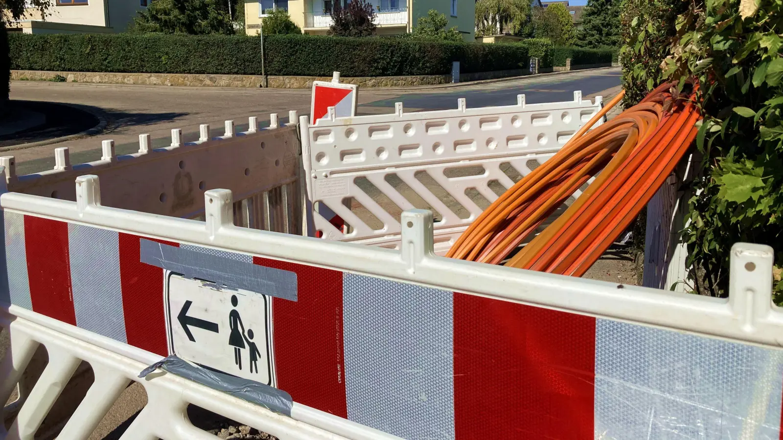 Der Glasfaserausbau, wie hier in der Lauterbachstraße, geht voran. (Foto: Clarissa Kleinschrot)