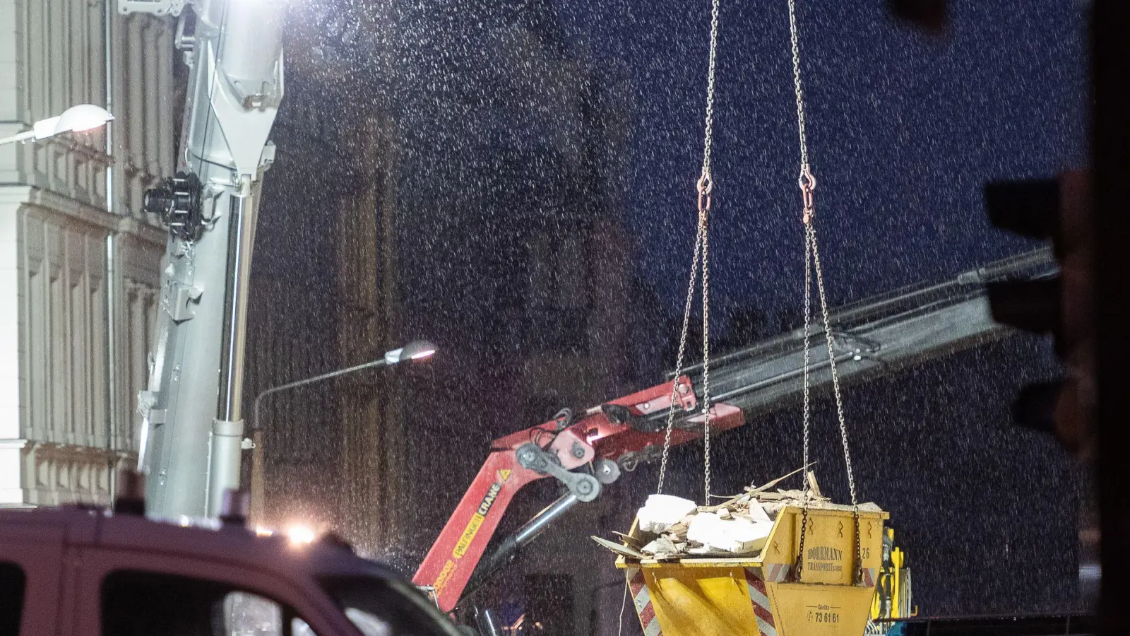 Auch im Dunkeln wurde die Suche nach den Vermissten fortgesetzt.  (Foto: Paul Glaser/dpa)