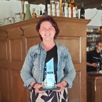 Verena Reinholdt strahlt über die unerwartete Auszeichnung als „Lokal des Jahres”. Schließlich ist es nicht immer ein Zuckerschlecken, Gastronomin zu sein. Hinter der Theke ist Tochter Lucy zu sehen.  (Foto: Ulli Ganter)