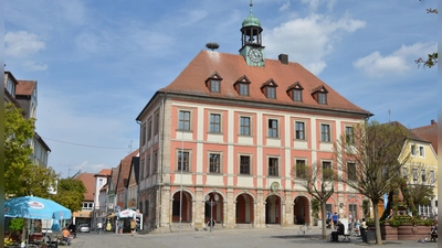 Am 8. März 2026 entscheiden die Neustädterinnen und Neustädter, wer sie künftig als Bürgermeister und Stadtrat repräsentieren soll. (Foto: Johannes Hirschlach)