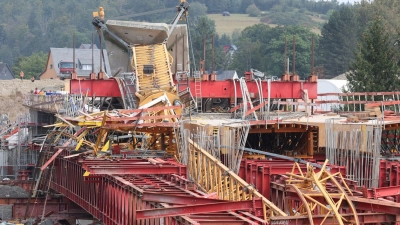 Der Baukran stürzte auf einer Brücke um, die über die Bleilochtalsperre führt. (Foto: Bodo Schackow/dpa)