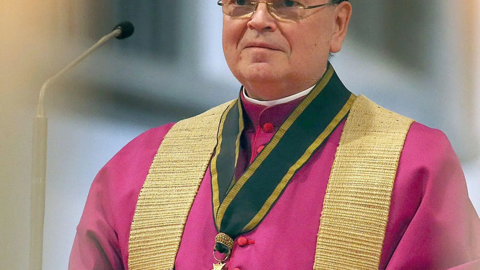 Bertram Meier, Bischof der Diözese Augsburg, steht im Hohen Dom. (Foto: Karl-Josef Hildenbrand/dpa/Archivbild)