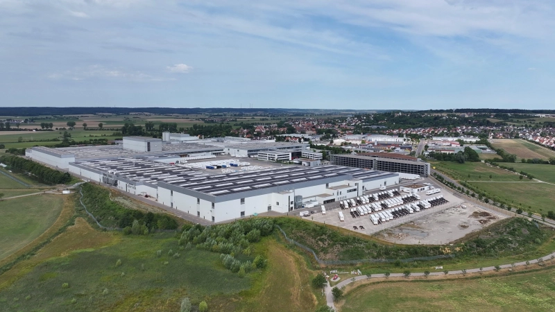 Das Möbelwerk und der Blick auf Herrieden aus der Vogelperspektive: Auf dem Firmengelände soll nun noch ein 32 Meter hohes Lager entstehen. (Foto: Hans Christ)