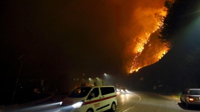 Weniger Wind, steigende Luftfeuchtigkeit und vor allem die Ankündigung von Regen machten den Menschen Hoffnung auf ein Ende der vielen Brände. (Foto: Bruno Fonseca/AP/dpa)