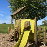 Eine Rutsche und verschiedene Klettermöglichkeiten bietet das neue Spielgerät, das auf dem Vereinsgelände errichtet wurde. (Foto: Robin Horn)