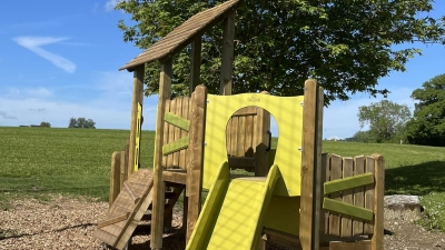 Eine Rutsche und verschiedene Klettermöglichkeiten bietet das neue Spielgerät, das auf dem Vereinsgelände errichtet wurde. (Foto: Robin Horn)