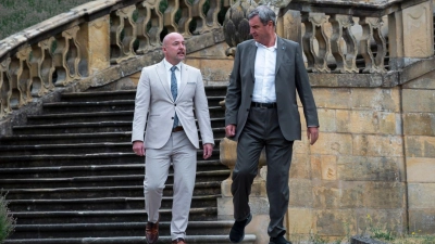 Bayerns Ministerpräsident Markus Söder (rechts) und CSU-Landesgruppenchef Alexander Hoffmann wollen Verschärfungen bei der Fahndung nach Islamisten. (Foto: Daniel Vogl/dpa)