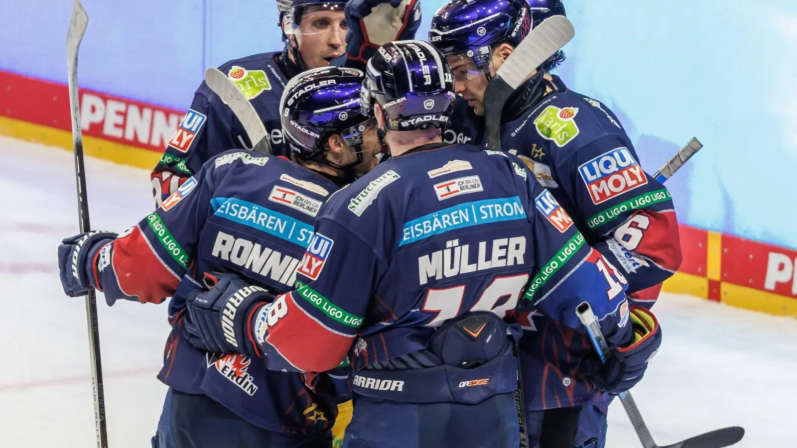 Die Eisbären Berlin können am Dienstag in der eigenen Arena mit einem weiteren Erfolg ins Playoff-Halbfinale einziehen. (Foto: Andreas Gora/dpa)