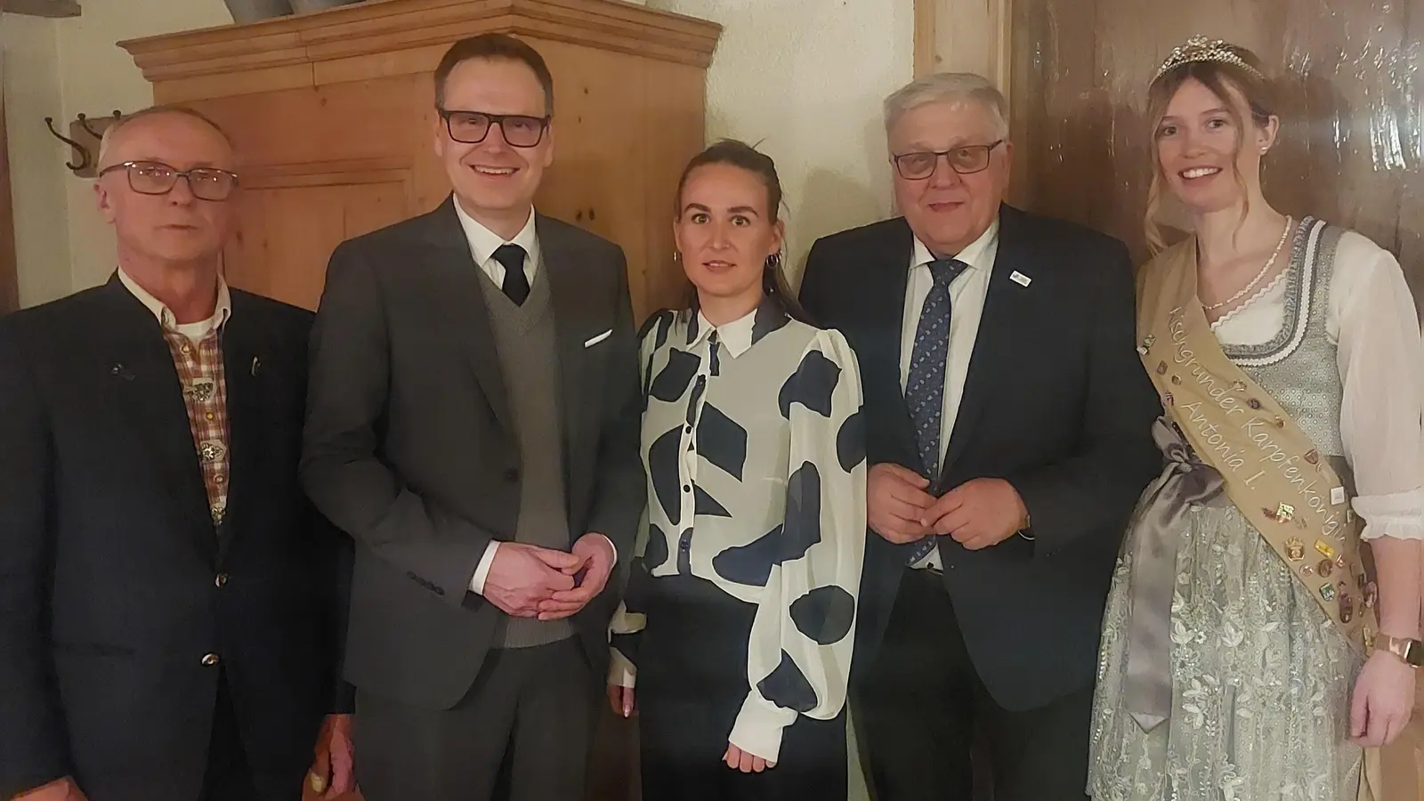 Traditionell wählte man den gegenwärtigen Landrat als Vorsitzenden der Genossenschaft, von links: Geschäftsführer Norbert Reckenberger, Landrat Christian von Dobschütz, stellvertretende Vorsitzende Lena Stang, der neue Ehrenvorsitzende Helmut Weiß und die Karpfenkönigin Antonia I. (Foto: Sandra Buchwald)