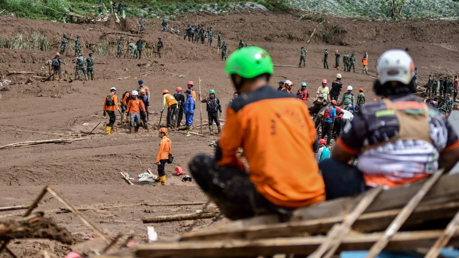 Einsatzkräfte bargen zwei Tage nach dem Unglück weitere Opfer. (Foto: Dimas Rachmatsyah/ZUMA Press Wire/dpa)