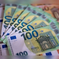 In der Tasche waren laut Polizei rund 1.260 Euro in bar. (Symbolbild) (Foto: Monika Skolimowska/dpa)