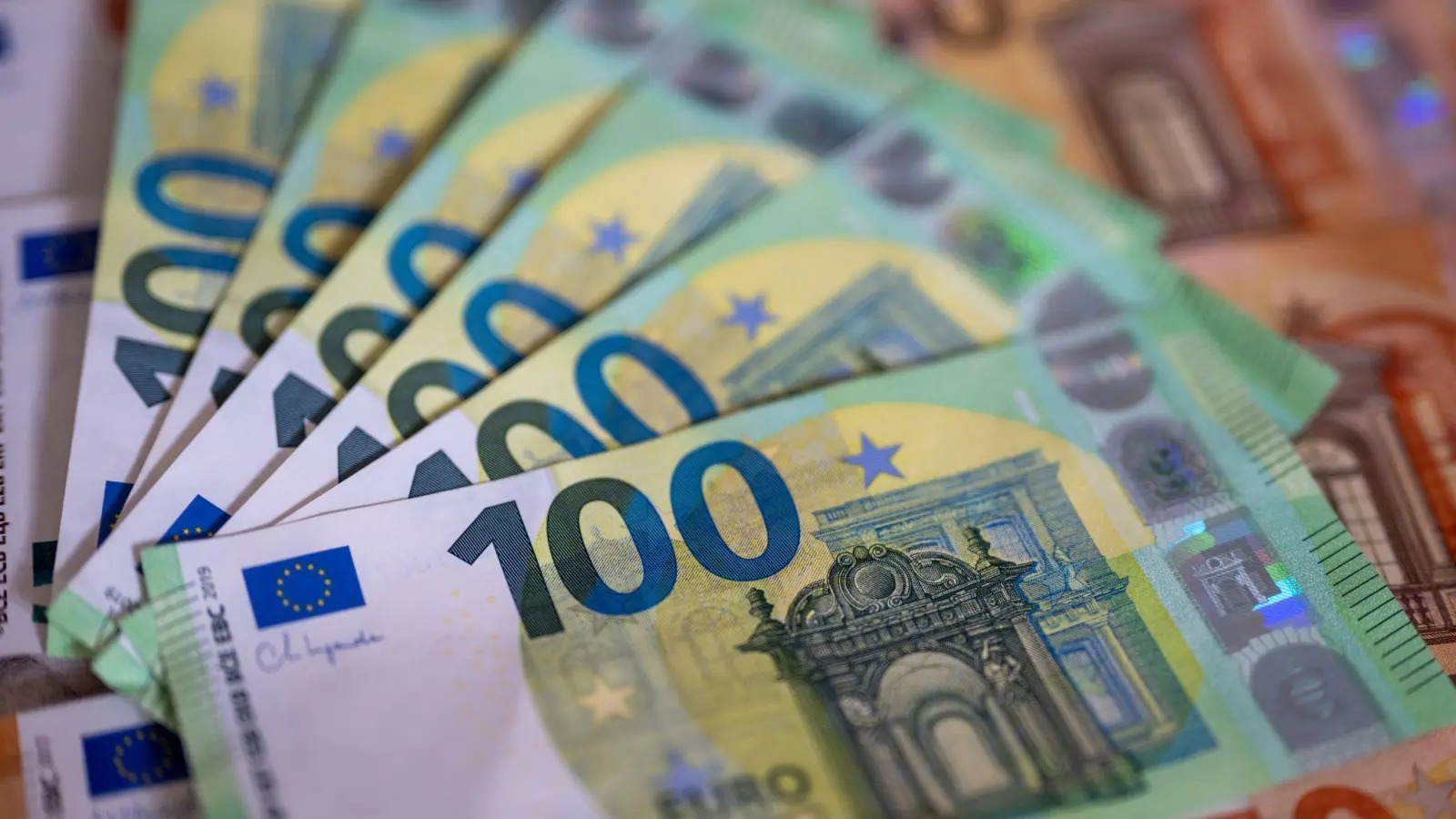 In der Tasche waren laut Polizei rund 1.260 Euro in bar. (Symbolbild) (Foto: Monika Skolimowska/dpa)