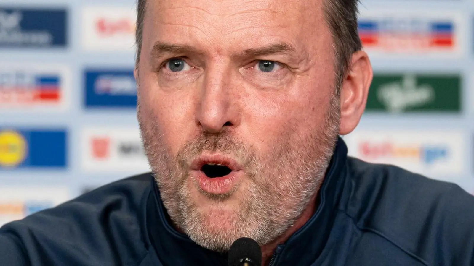 Kroatiens Trainer Dagur Sigurdsson schimpft über die Bedingungen bei der Handball-EM. (Foto: Sina Schuldt/dpa)