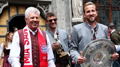 OB Dieter Reiter (l, mit Thomas Müller und Harry Kane) ist bekennender Fan des FC Bayern. (Archivbild)  (Foto: Daniel Löb/dpa)