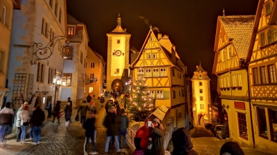 Gerade zur Weihnachtszeit ist sehr viel los in der Stadt – vor allem am Plönlein, einem der meistfotografierten und bekanntesten Orte. (Archivbild: Jürgen Binder)