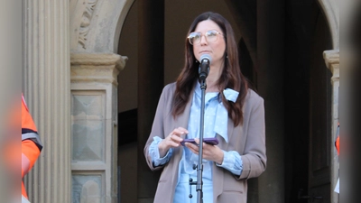 Michaela Ebner – hier bei der bislang jüngsten Mediroth-Demo für das Krankenhaus auf dem Marktplatz im März – möchte zweite Bürgermeisterin werden.  (Foto: Clarissa Kleinschrot)