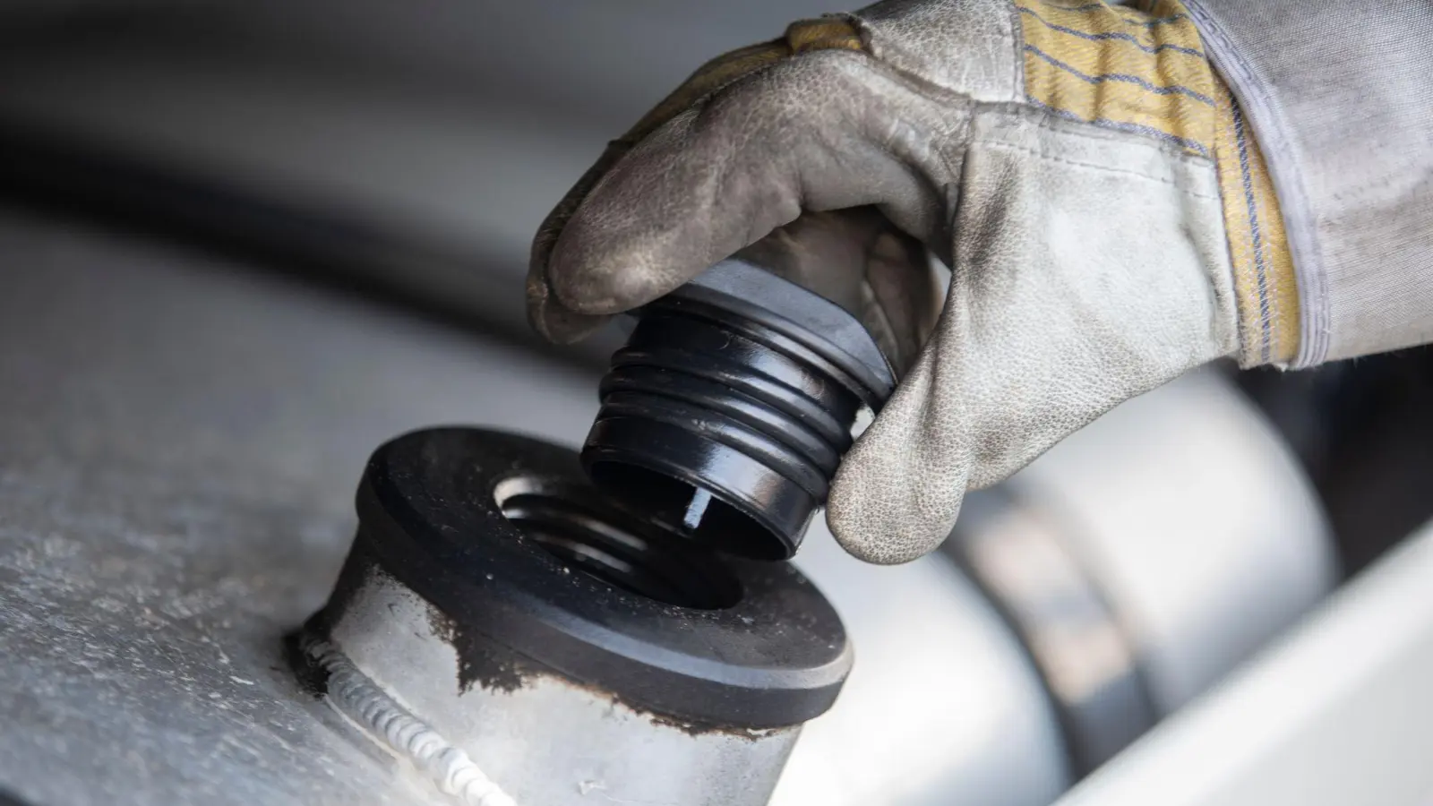 Insgesamt rund 800 Liter Diesel wurden in der Nacht auf Freitag von unbekannten Personen abgezapft. (Symbolbild: Thomas Banneyer/dpa)