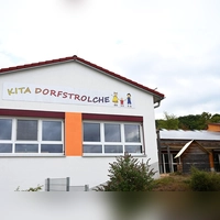 Auf dem Kindergartengelände war während der Ferien eine Fachfirma für PV-Anlagen bereits am Werk. (Foto: Luca Paul)