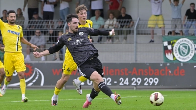 Der goldene Schuss: Dino Nuhanovic erzielt hier das 1:0 Bayreuth. (Foto: Martin Rügner)