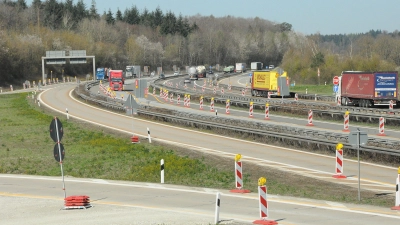 Der Lkw-Verkehr belastet die Autobahnen. Um dem gerecht zu werden, wird die A6, hier am Autobahnkreuz Feuchtwangen/Crailsheim, stetig ausgebaut. (Foto: Wolfgang Grebenhof)