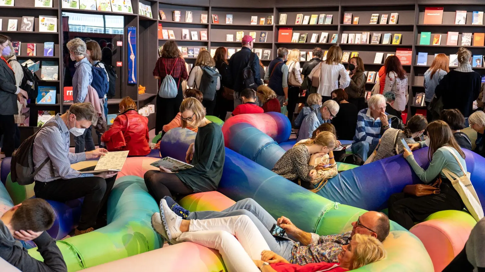 Besucherinnen und Besucher im Pavillon des Gastlandes  Spanien. (Foto: Sebastian Gollnow/dpa)